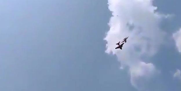 Dünya şokta! Savaş jetleri havada çarpıştı