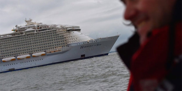 Tarihin en büyük yolcu gemisi ilk sefere çıktı