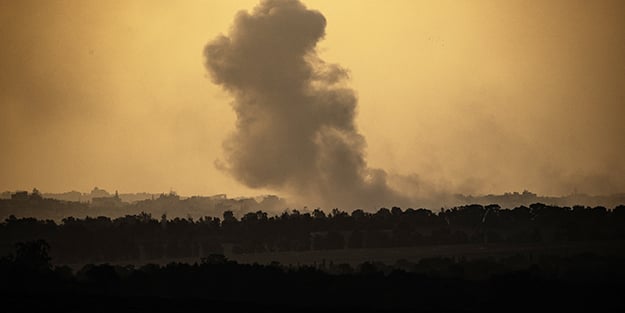 Dünya yeni yılı kutlarken İsrail Gazze'ye bomba yağdırdı: En az 21 ölü