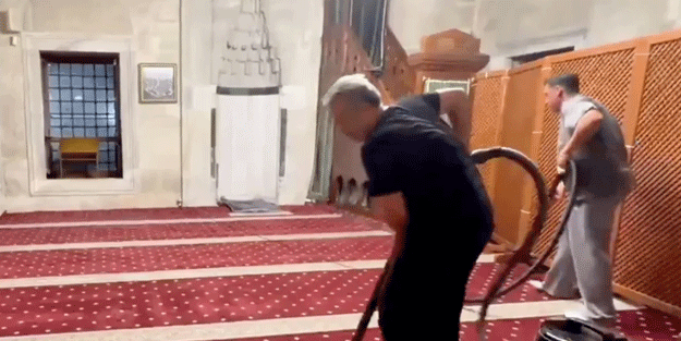 Mesut Özil cami temizledi