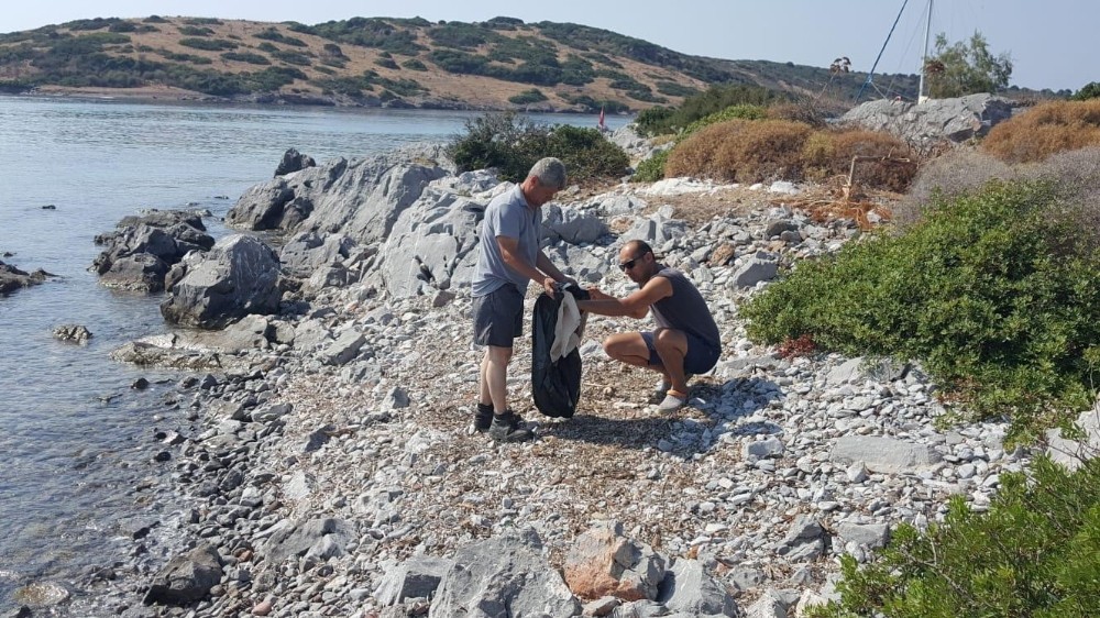 Dünyaca ünlü akvaryum koyunda 4 saatte 33 poşet çöp toplandı 
