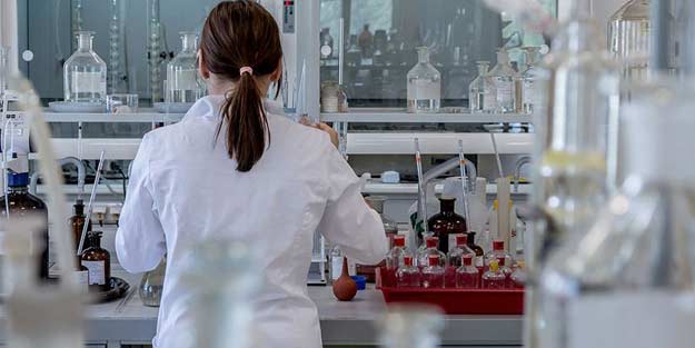 Dünyaca ünlü bilim insanı Kovid-19'dan hayatını kaybetti