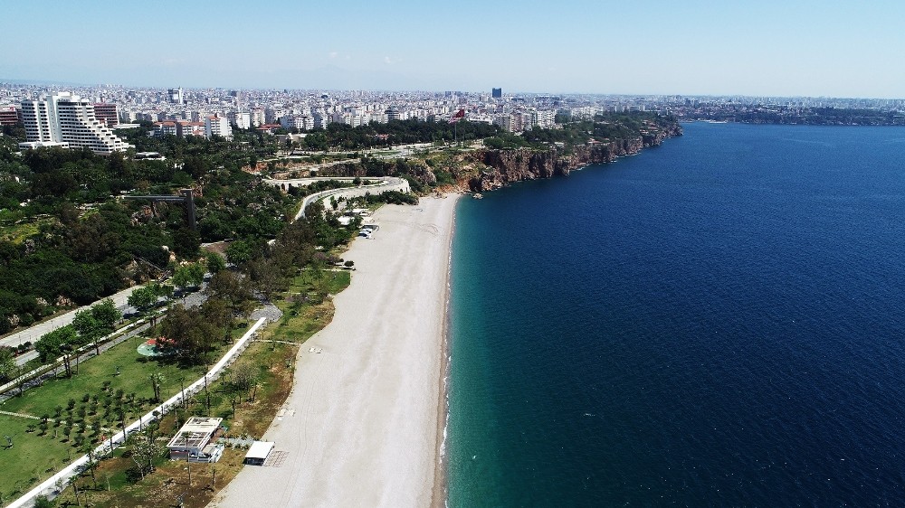 Dünyaca ünlü Konyaaltı sahili 28 gündür kapalı 