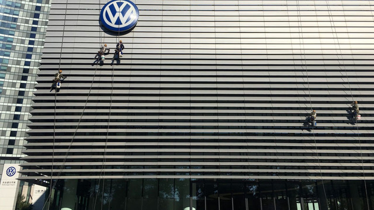 Volkswagen, fabrika kapatma kararı endişeleri arasında ücret görüşmelerine başladı