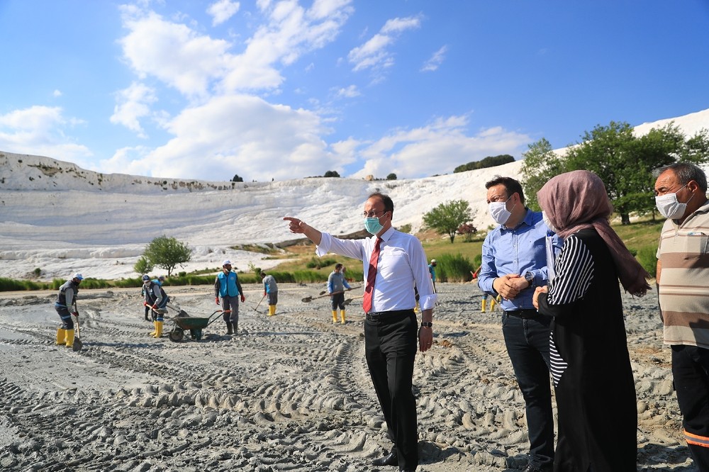 Dünyaca ünlü Pamukkale’den yaklaşık 400 kamyon çamur çıkarılacak 