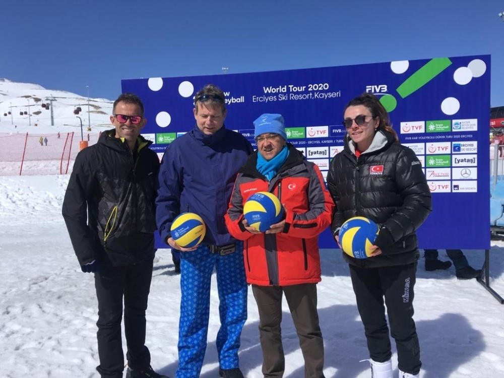 Dünyada 2 yerde yapılacak Snowvoley Dünya Kupası Turnuvası’nın ilk etabı Erciyes’te düzenlenecek 