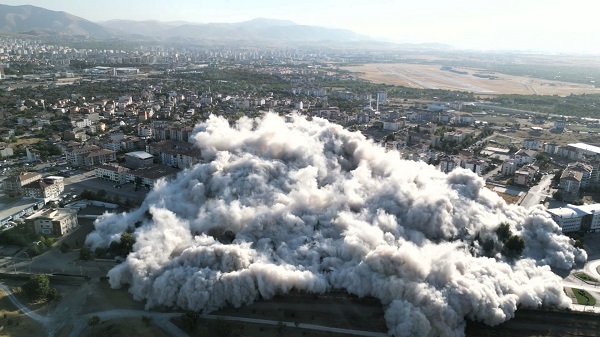 Dünyada bir ilk! 15 katlı 9 blok saniyeler içinde yerle bir oldu