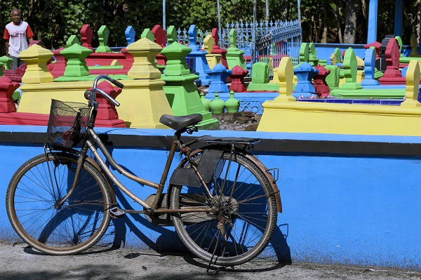 Dünyada bir örneği daha yok! Bakın mezar taşlarına ne yapıyorlar?