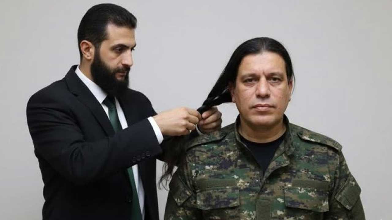 Dünyada gündem olan fotoğraf! Ahmed Şara, Mazlum Abdi'nin saçını ördü