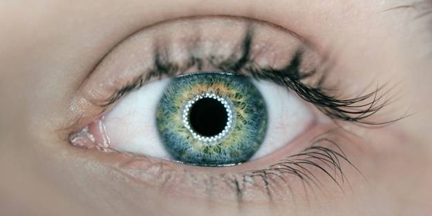 Dünyada gündem oldu! Doktor iPhone'la göz muayenesi yaptı