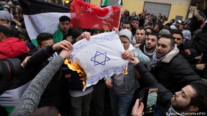 Dünyada tepki görüp dışlanan Yahudi ünlü isimleri "antisemitizm listesine" ekledi Siyonistin son çırpınışı