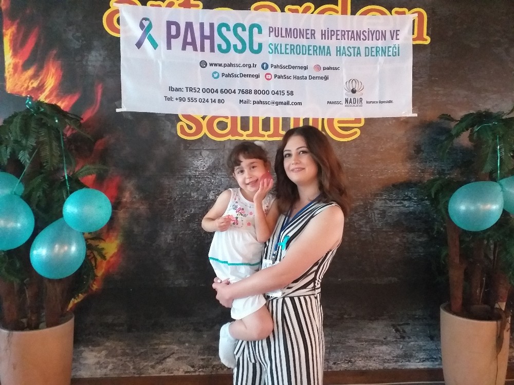 Dünyadaki en küçük skleroderma hastası küçük Mira 