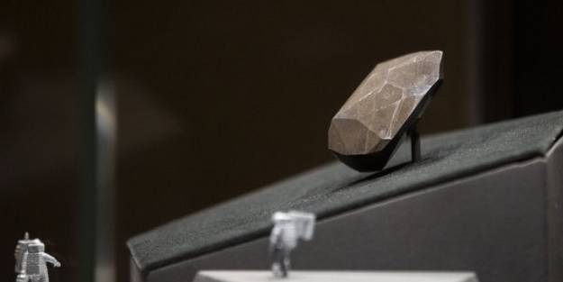 Dünyanın 555,55 karatlık en büyük siyah elması açık arttırmayla satışa sunuldu