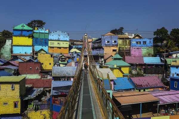Dünyanın dört bir yanından bu gecekondular için geliyorlar