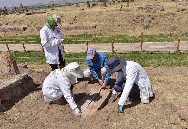 Dünyanın en büyüğü! Tarihi mezarlıktan savaşın izleri siliniyor