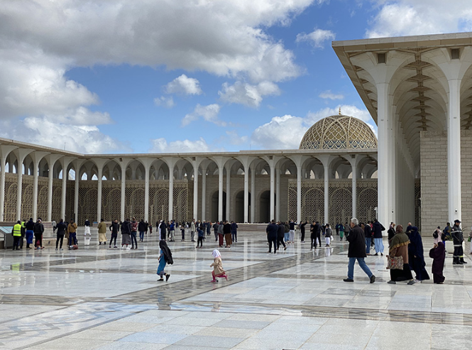 Dünyanın en büyük 3. camisi Cezayir Ulu Camii'nde ilk cuma namazı kılındı.
