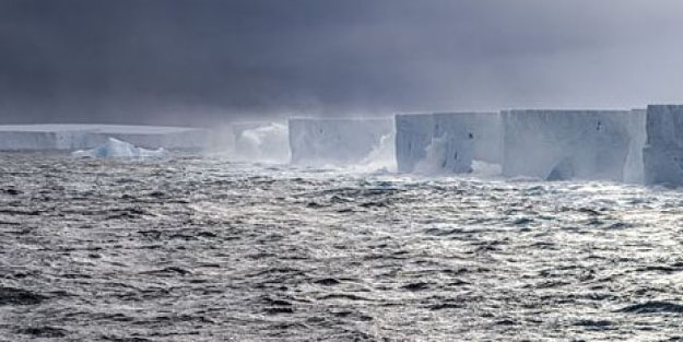 Dünyanın en büyük buz dağı: Aylardır girdabın etrafında dönüyor