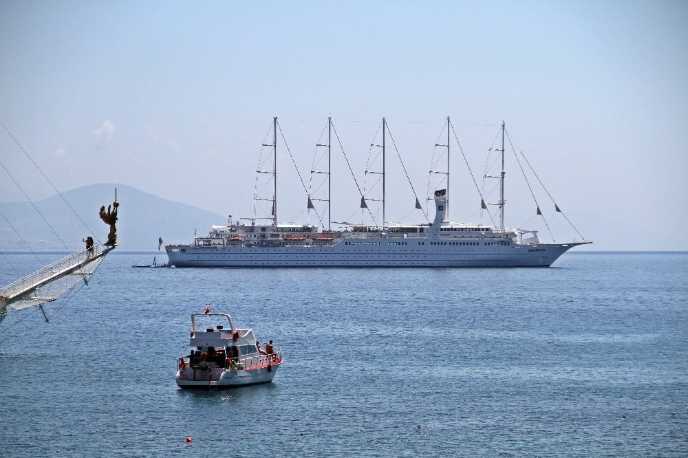 Dünyanın en büyük dev yelkenli kruvaziyeri Alanya’ya demirledi 