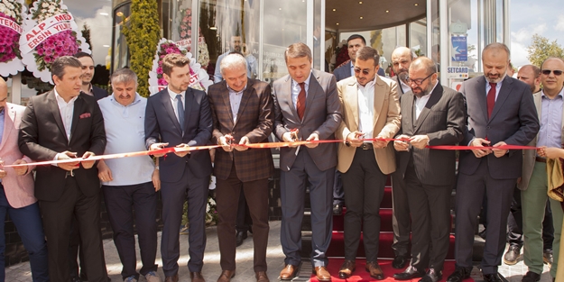 Dünyanın en büyük döner restoranı imajını yeniledi