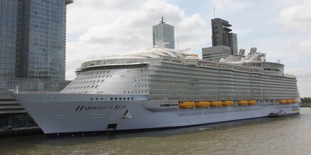 Dünyanın en büyük gemisi Hollanda’ya ulaştı