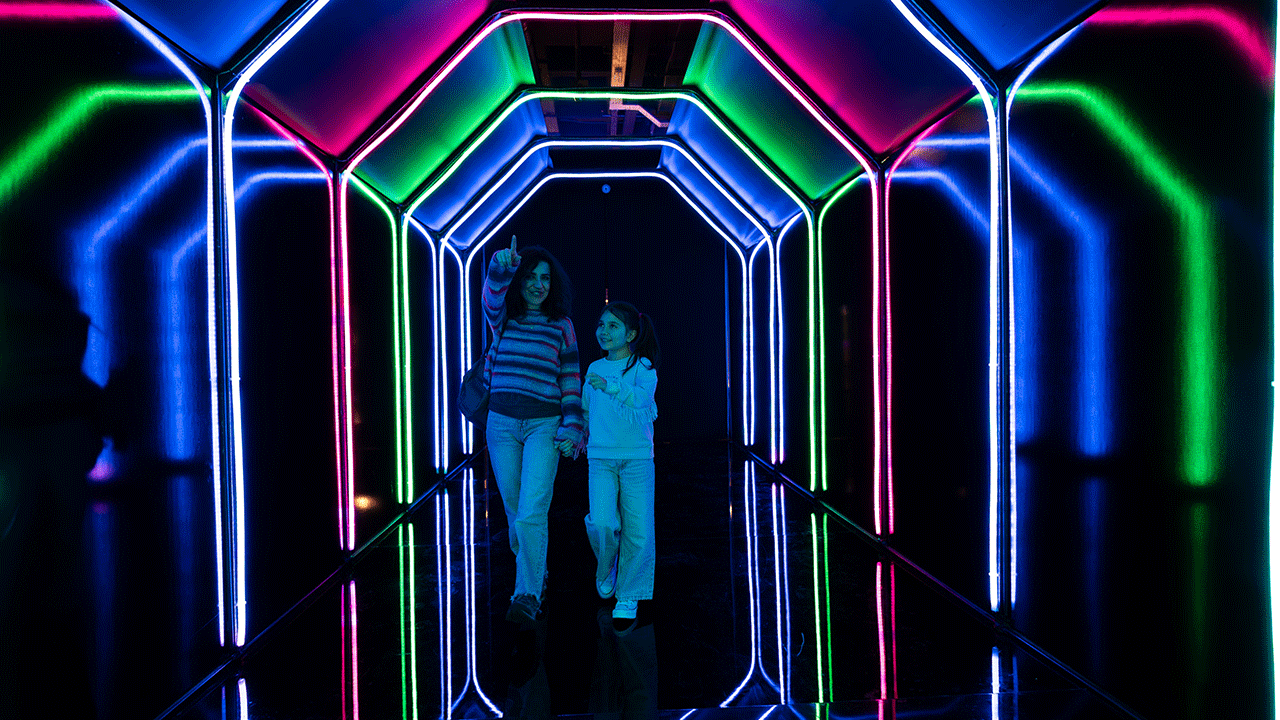 Dünyanın en büyük holografik hayvanat bahçesi İstanbul’da açıldı