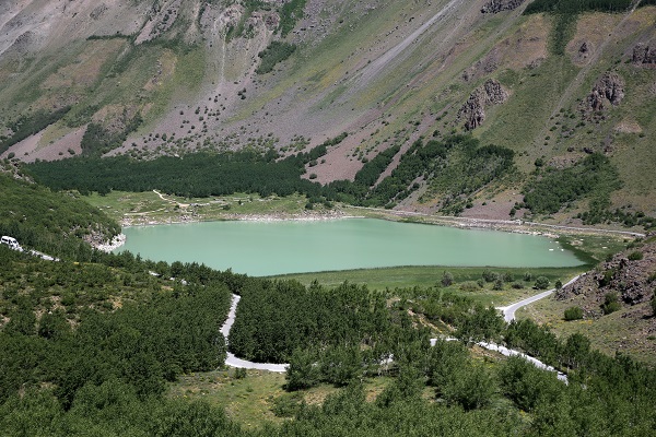 Dünyanın en büyük ikinci krater gölü bayramda ziyaretçi akınına uğradı