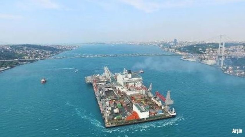 Dünyanın en büyük inşaat gemisi boğazdan geçiyor