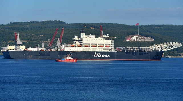 Dünyanın en büyük inşaat gemisi Çanakkale Boğazı'ndan geçti