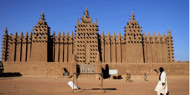 Dünyanın en büyük kerpiç camisi tehlike altında