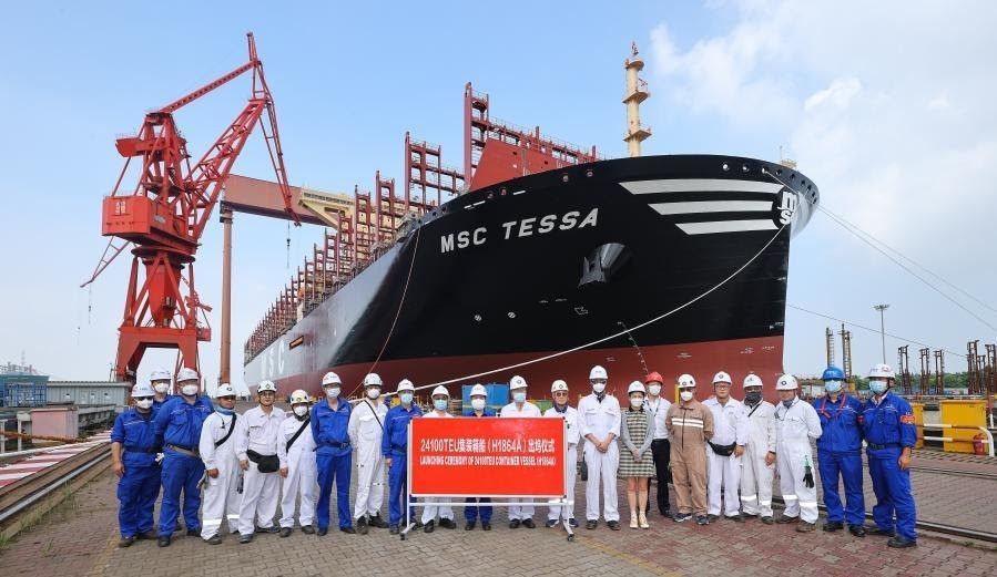Dünyanın en büyük konteyner gemisi teslim edildi