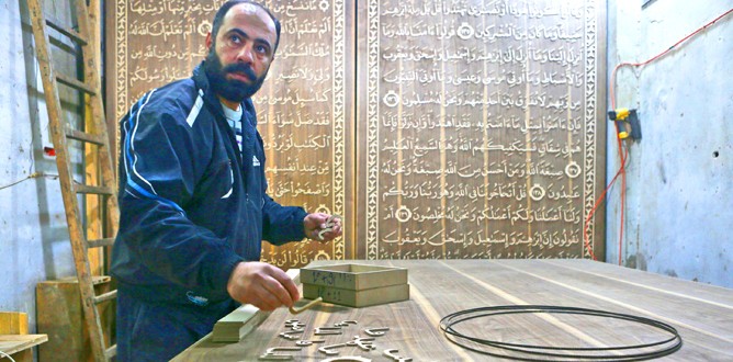 Dünyanın en büyük Kur’an’ını yazıyor