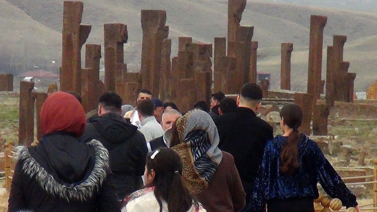 Dünyanın en büyük tarihi İslam mezarlığında Ramazan Bayramı yoğunluğu