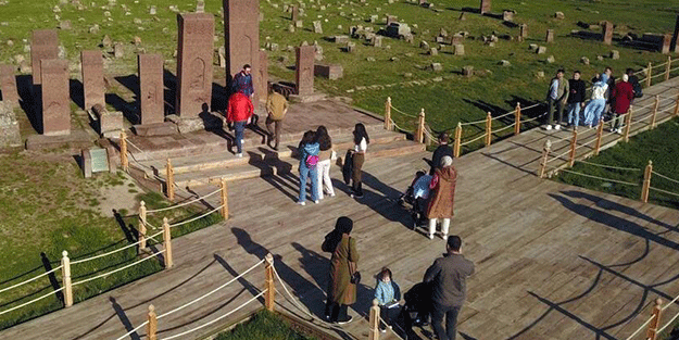 Dünyanın en büyük tarihi Türk-İslam mezarlığında bayram yoğunluğu
