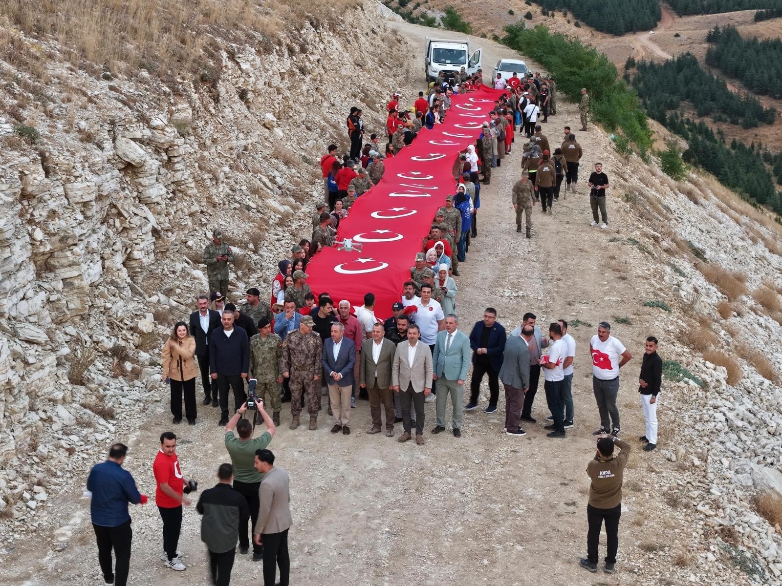 Dünyanın en büyük Türk bayrağında anlamlı 30 Ağustos Bayrağa Saygı Yürüyüşü
