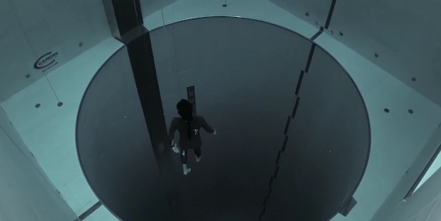 Dünyanın en derin havuzuna tüpsüz daldı