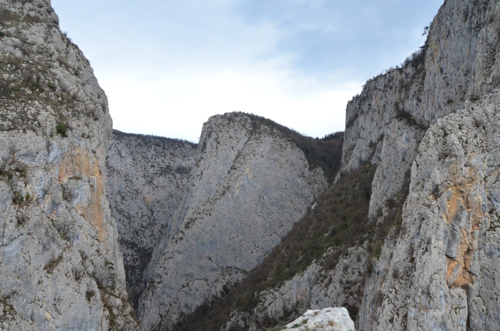 Dünyanın en derin ikinci kanyonuna yaptırılan seyir terası hizmete girdi 