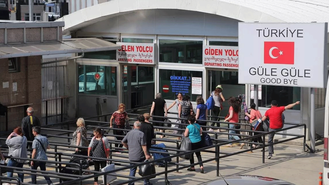 Dünyanın en garip köyü: 104 yıldır yarısı Türkiye'de yarısı Gürcistan'da! Pasaportla buluşuyorlar