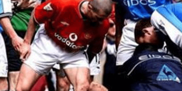 Dünyanın en hırçın futbolcuları! Tribünlere uçan tekme...