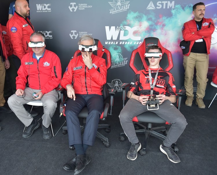 Dünyanın en iyi dron pilotları İstanbul’da yarıştı