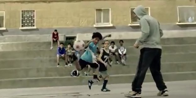 Dünyanın en iyi futbolcusunu madara ettiler/ VİDEO