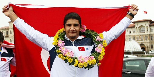 Dünya'nın en iyi güreşçisi bir Türk