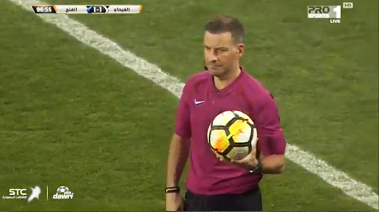 Dünyanın en iyi hakemi ezanı duyunca maçı durdurdu