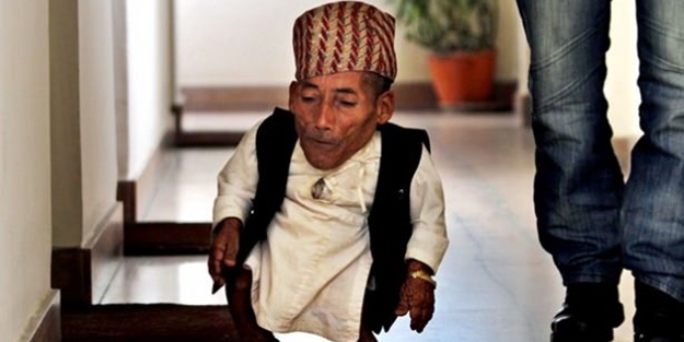 Dünyanın en kısa adamı yaşamını yitirdi - FOTO