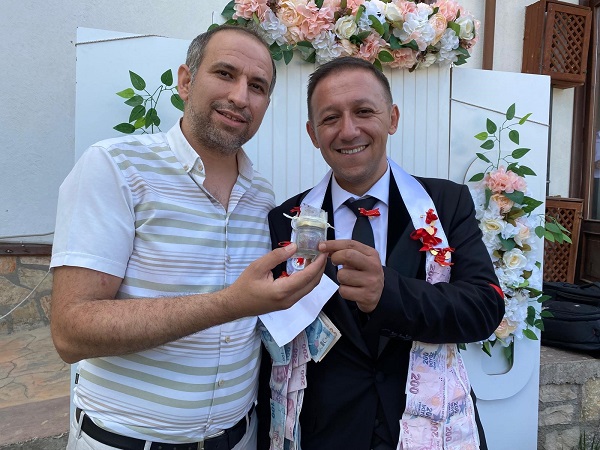 Dünyanın en pahalısı! Bakın düğünde altın yerine ne takıldı