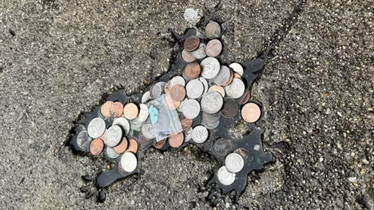 İnterneti sallayan ünlü “Chicago Fare Deliği” gizemi nihayet çözüldü! Madeni para ve küçük objeler bıraktı