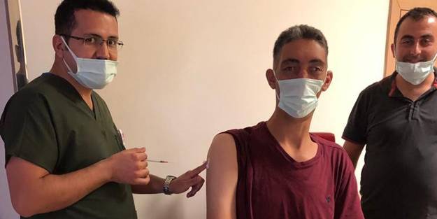 Dünyanın en uzun boylu adamı aşı oldu
