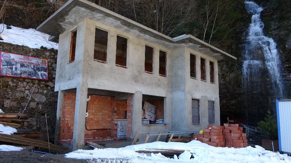 Dünyanın en uzun ikinci mağarasındaki iki katlı beton yapı tepkilere yol açtı 