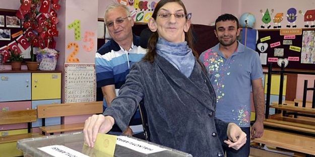 Dünyanın en uzun kızı oyunu kullandı
