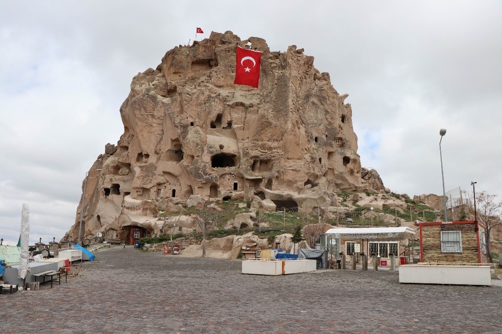 Dünyanın en yüksek peribacasına Türk bayrağı asıldı 