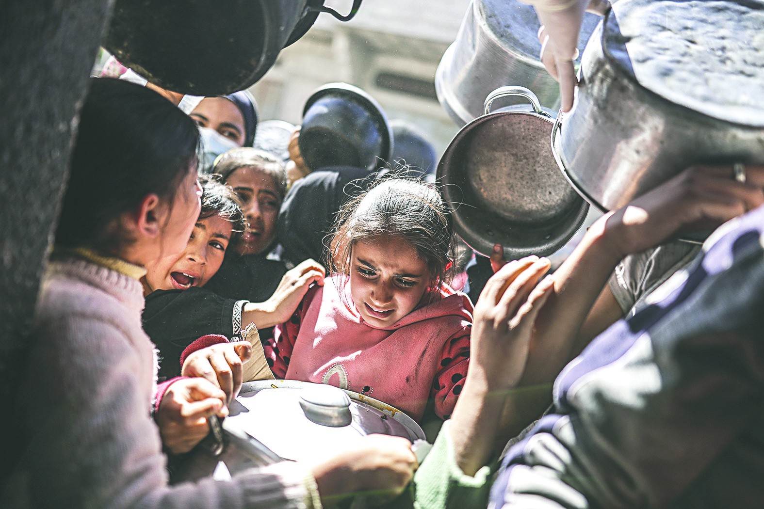 Dünyanın geldiği nokta! Biri açlıktan, biri tokluktan ölüyor